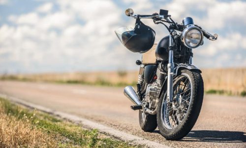 AdobeStock_119940193 moto sur une route